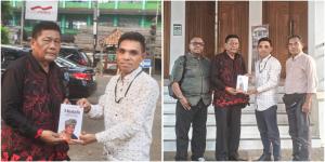 
                                       Mustafa Akmal Serahkan Buku Memoar kepada Pemred Indonews 