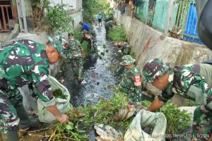 
                                       Peduli Kebersihan Lingkungan, Kodim 0508/Depok Gelar Karya Bakti di Pasar Kemiri Muka