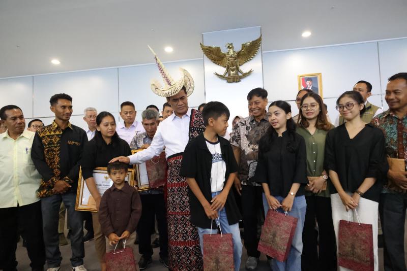 Mentan Amran Beri Bantuan Pendidikan untuk Keluarga Pegawai Pertanian yang Gugur di Papua