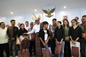 
                                       Mentan Amran Beri Bantuan Pendidikan untuk Keluarga Pegawai Pertanian yang Gugur di Papua